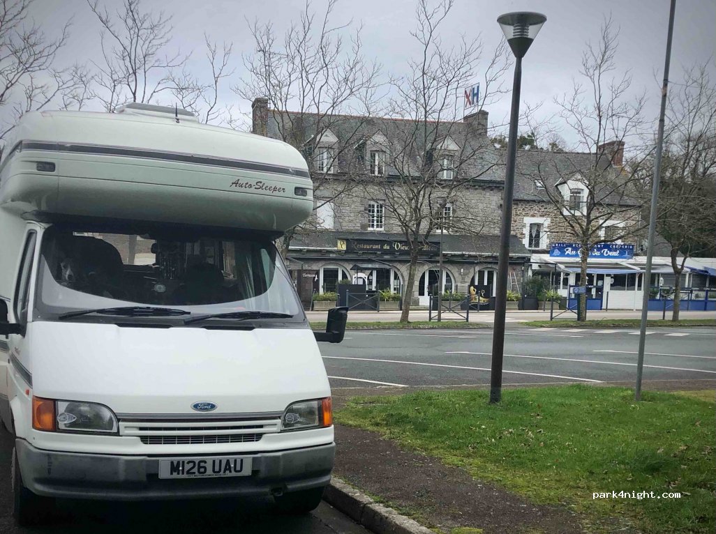 (22130) Créhen - 10 Place Gilles de Bretagne — foto 2