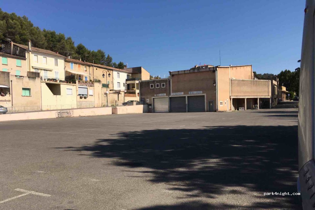 (13650) Meyrargues - Place Anciens Combattants — foto 2