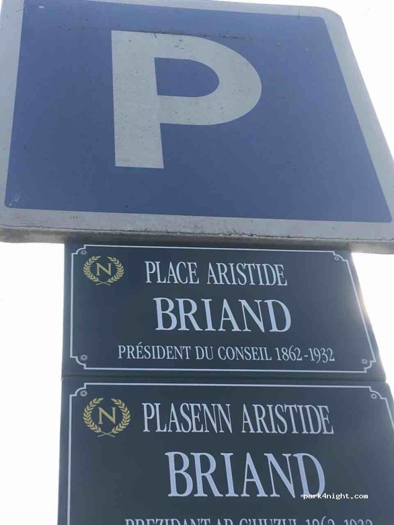 (56300) Pontivy - Place Aristide Briand — foto 3
