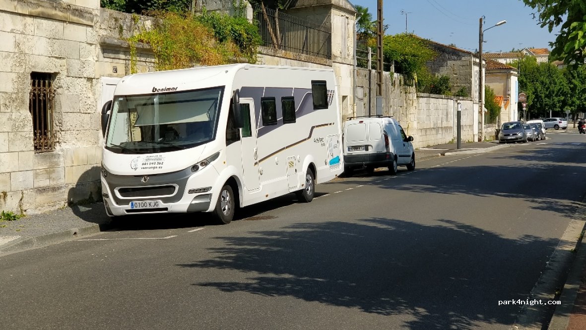 (17100) Saintes - 27 Quai de l'Yser — foto