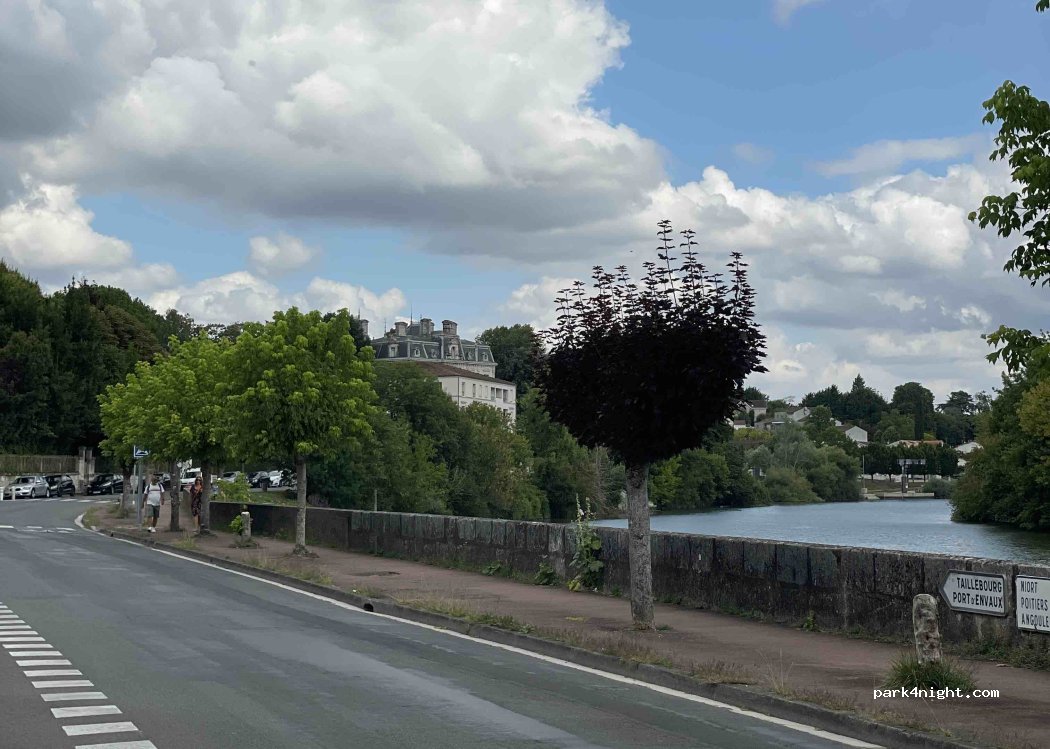 (17100) Saintes - 27 Quai de l'Yser — foto 2