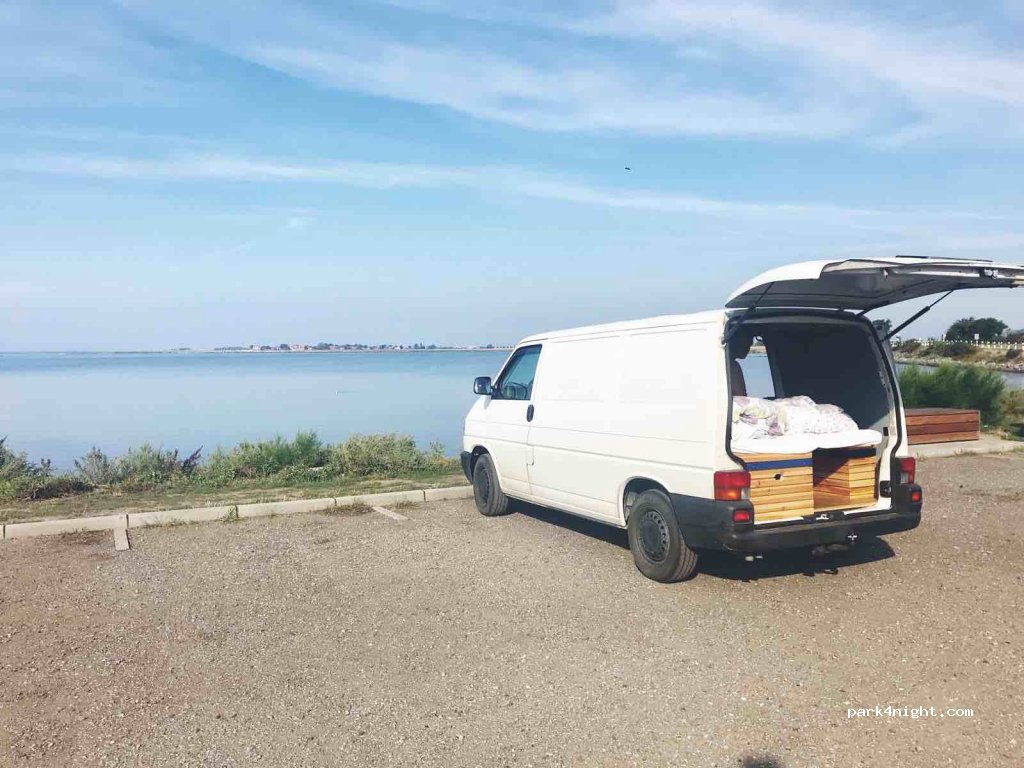 Parkplatz am Hafen-Bistro — foto