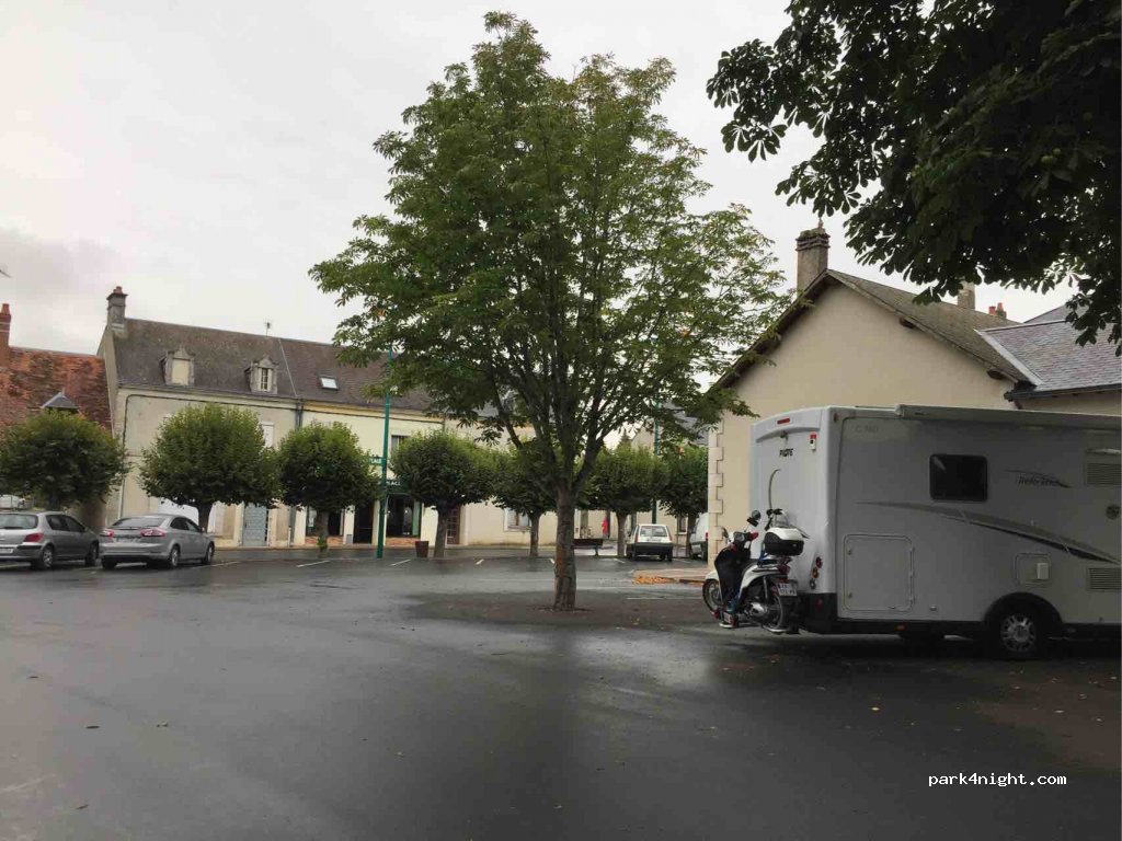 (36100) Neuvy-Pailloux - 16 Place de la Mairie — foto 2