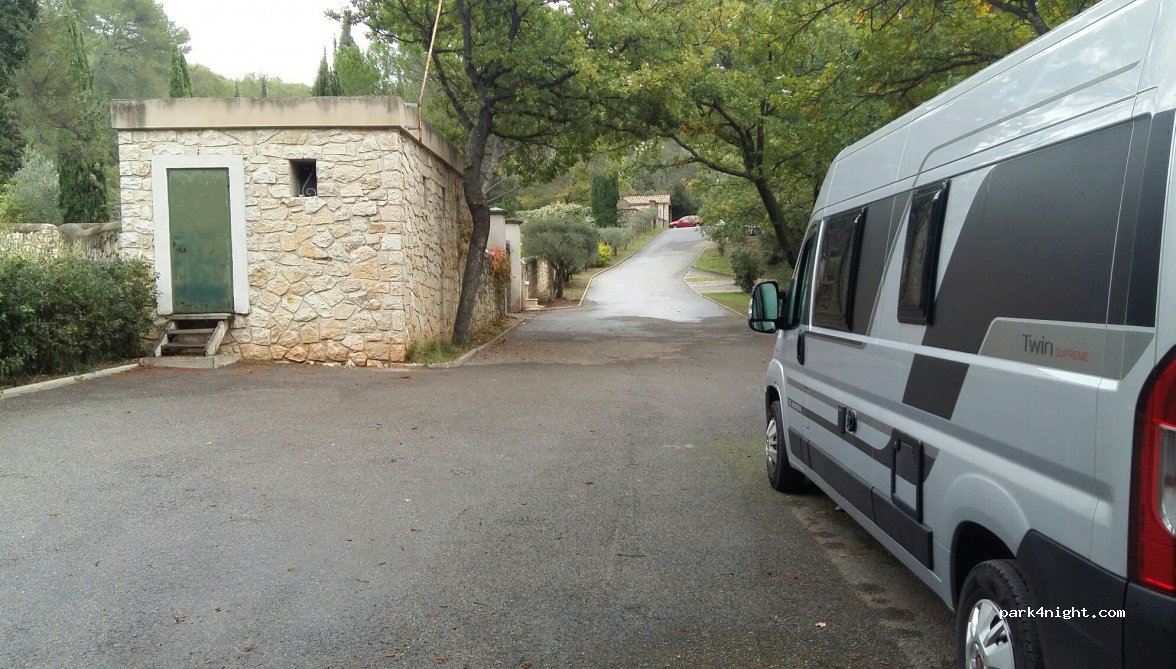 (13100) Le Tholonet - Chemin de Doudon — foto