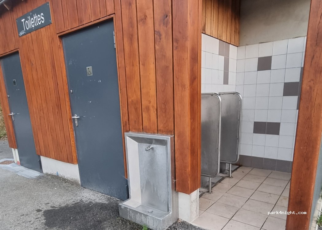 Aire de services et stationnement camping-car Fougères — foto 2