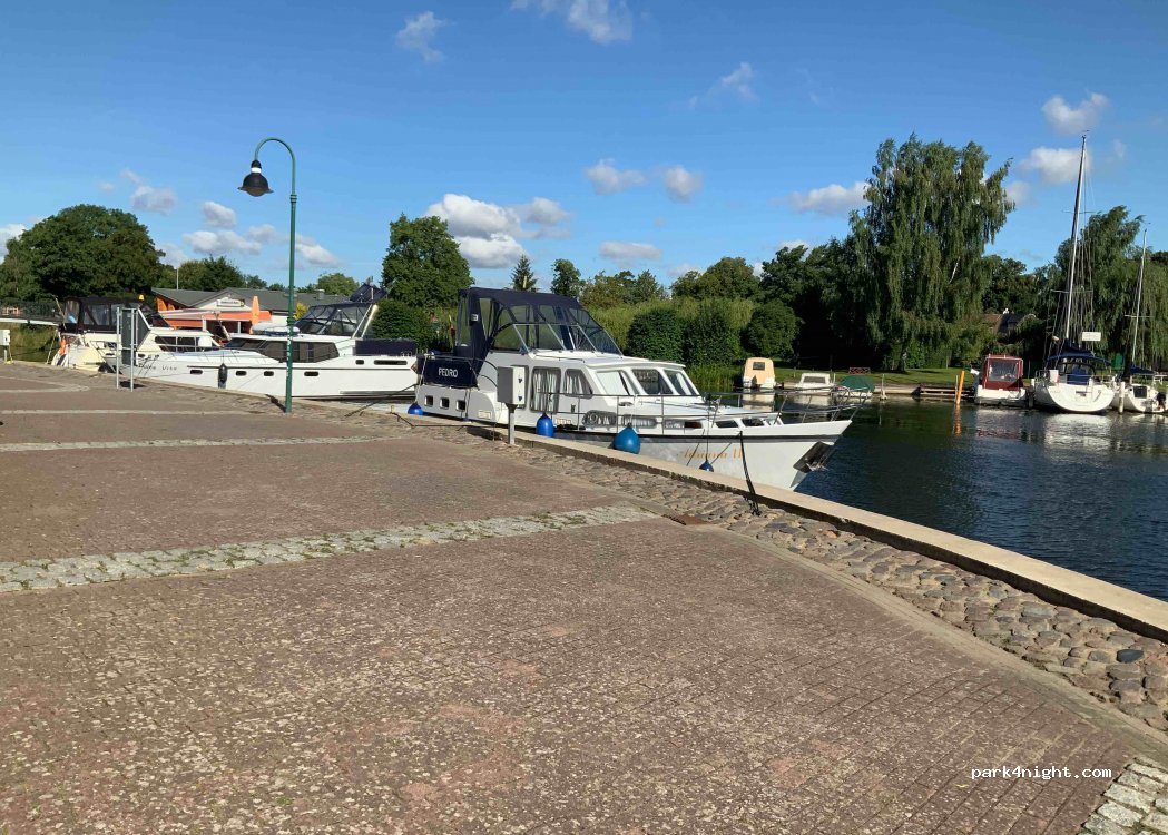 (17154) Neukalen - 4 Hafenstraße — foto