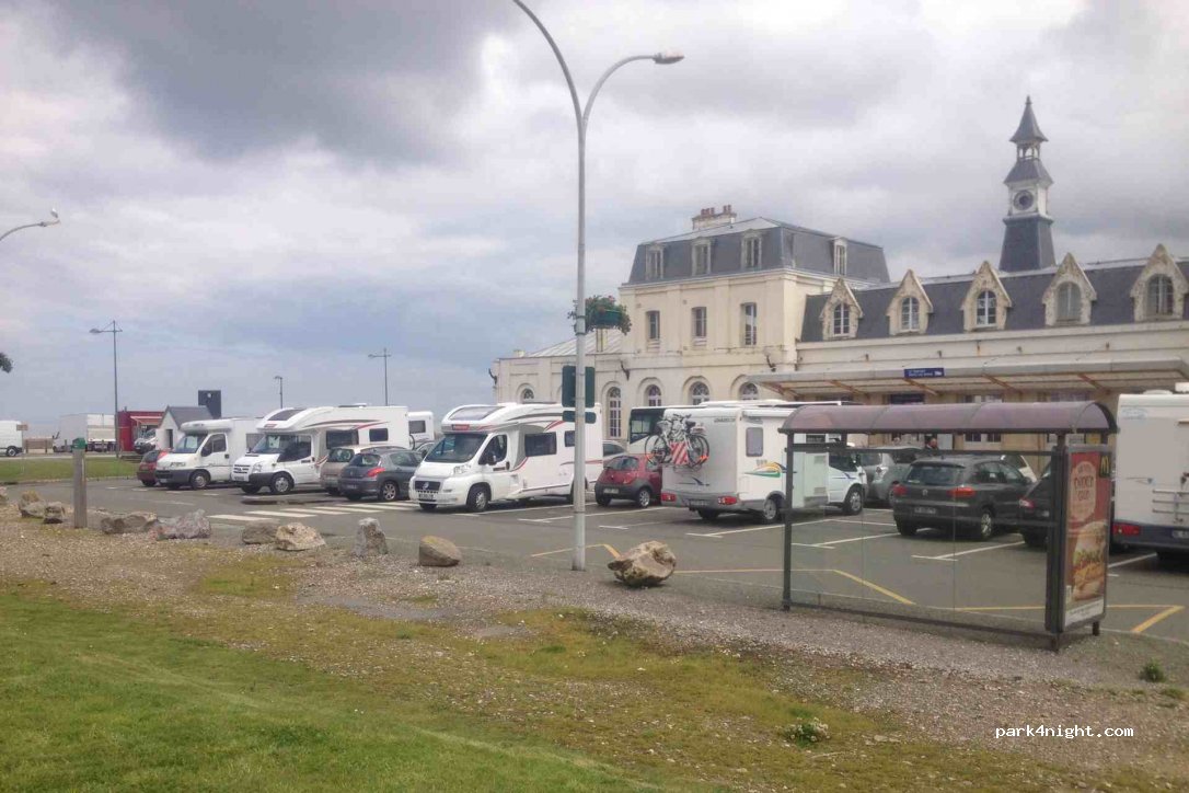(76470) Le Tréport - 1 Place Pierre Semard — foto 2