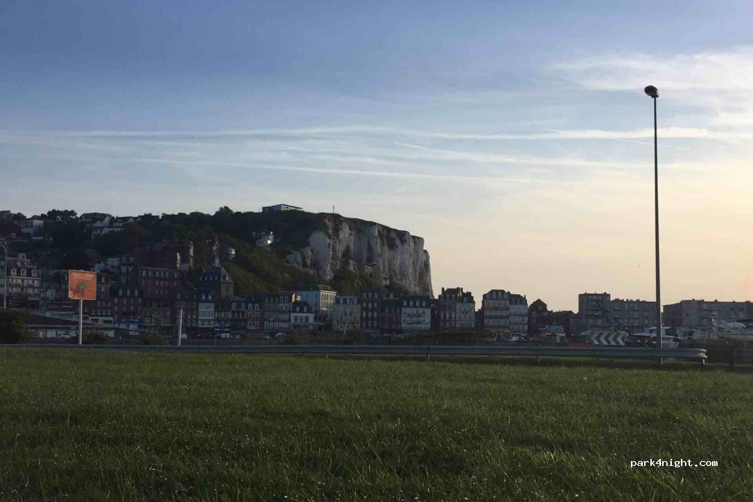 (76470) Le Tréport - 1 Place Pierre Semard — foto 3