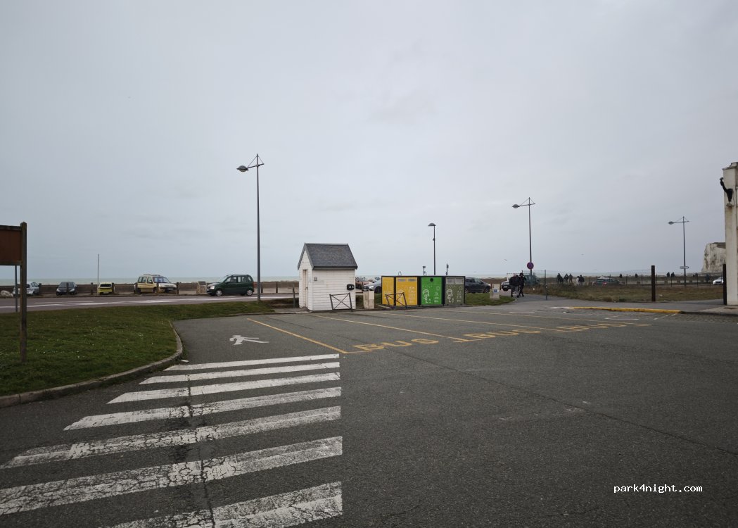 (76470) Le Tréport - 1 Place Pierre Semard — foto 5