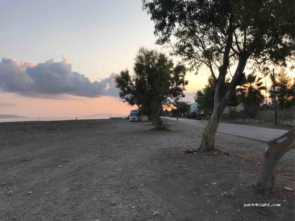 (342 00) Pefki - Unnamed Road — foto