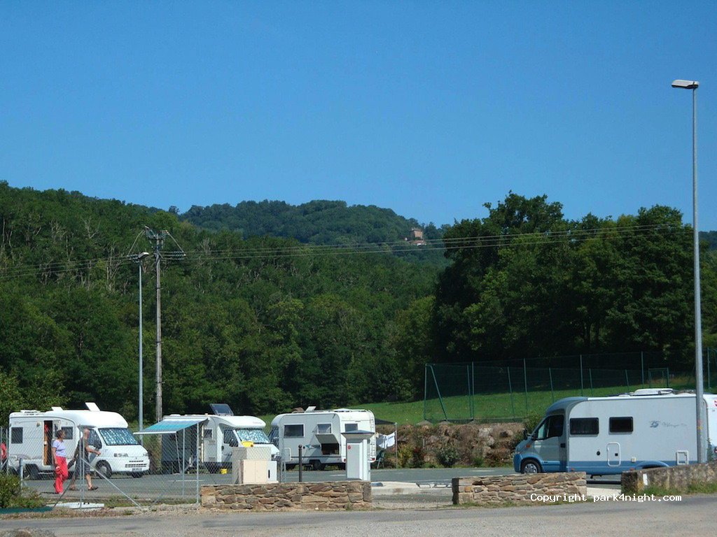 Aire de camping-cars Najac — foto