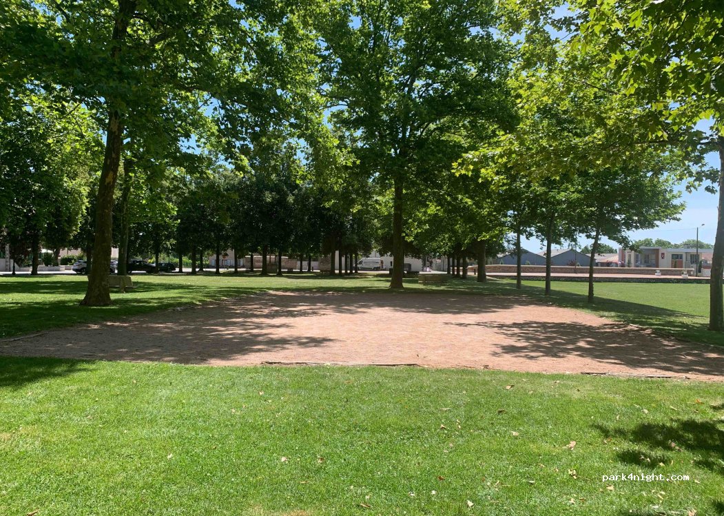 (63260) Effiat - 4 Place d'Armes — foto