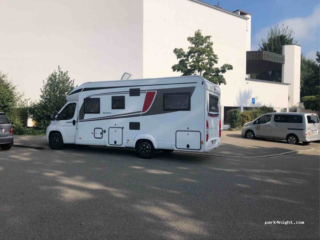 (8634) Hombrechtikon - 2 Bahnhöfliplatz — foto
