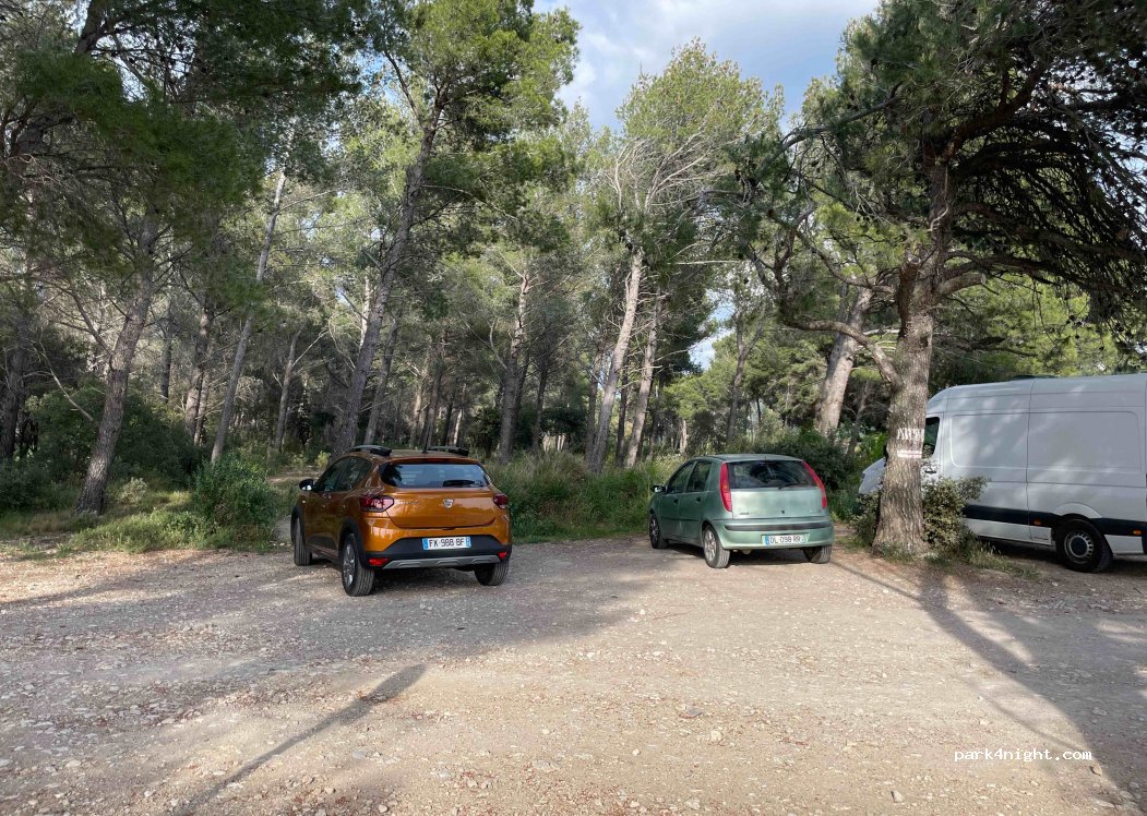 (13113) Lamanon - Route D'Eyguières — foto