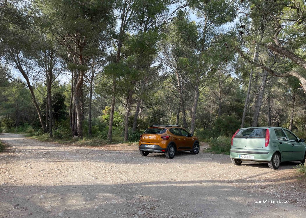 (13113) Lamanon - Route D'Eyguières — foto 2