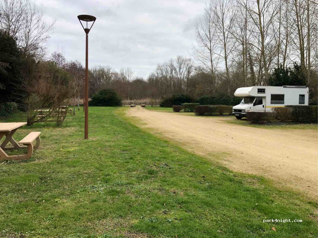Aire de camping-cars Gizeux — foto 2