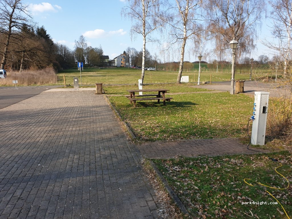 Wohnmobilstellplatz an der Vulkantherme — foto