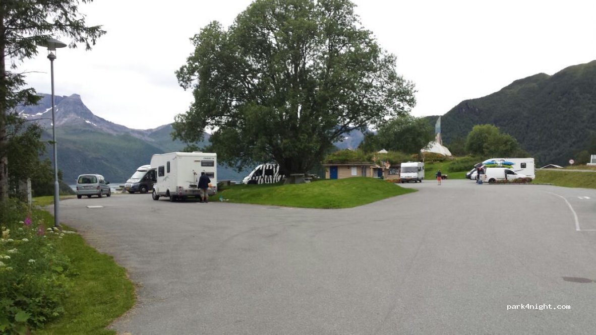 (8178) Halsa - 22 Riksvei 17 — foto