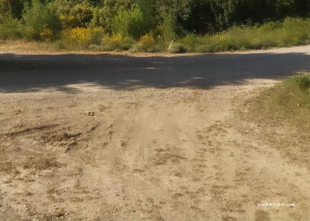 (34725) Saint-Saturnin-de-Lucian - Unnamed Road — foto 2