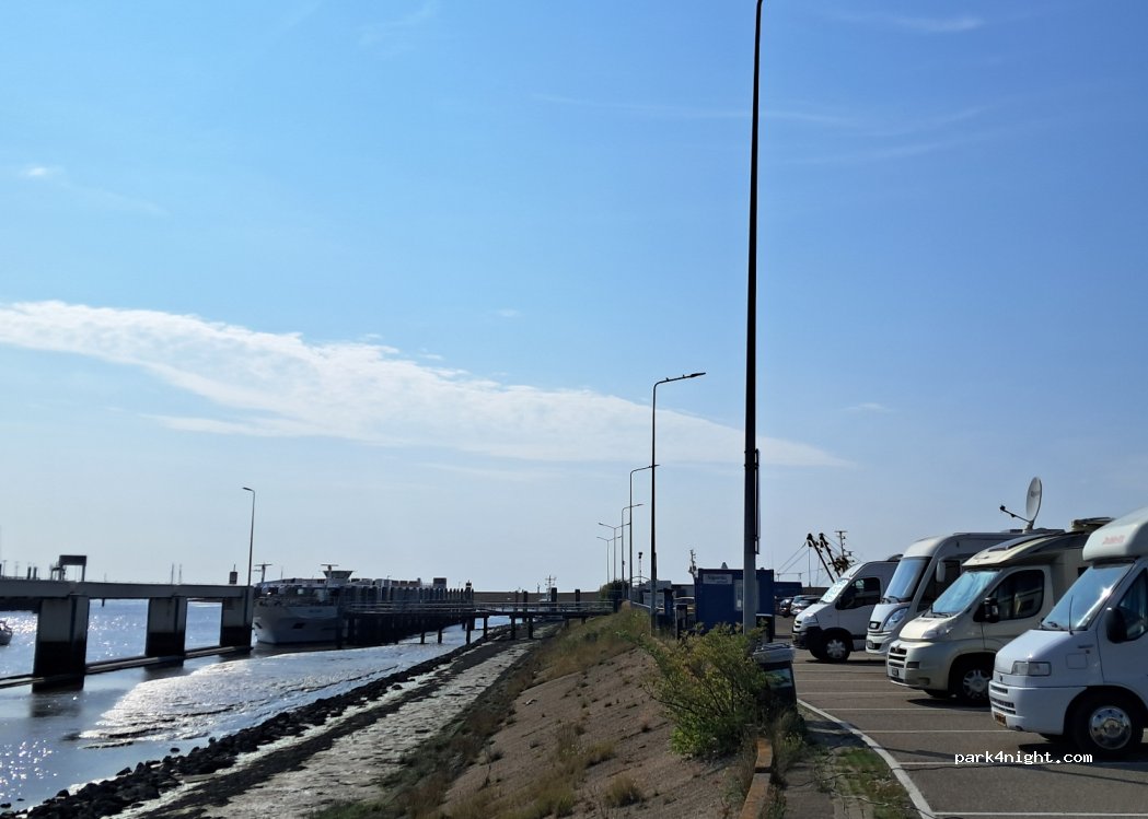 Camper parkeerplaats Nieuwe Vissershaven — foto 3