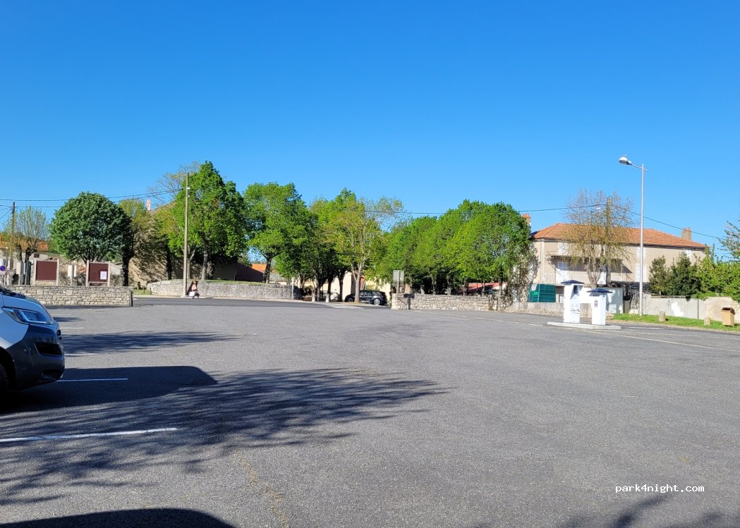 Aire de camping-cars Aigueperse — foto 2