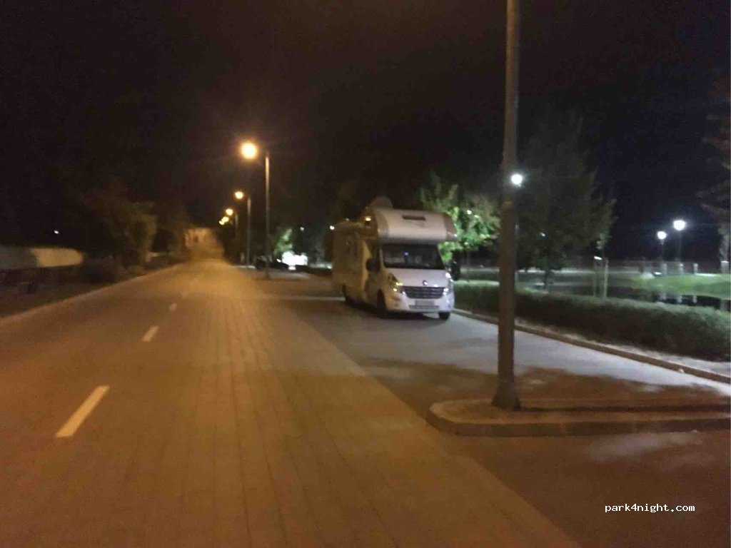 (4100) Berettyóújfalu - 9 Népliget utca — foto