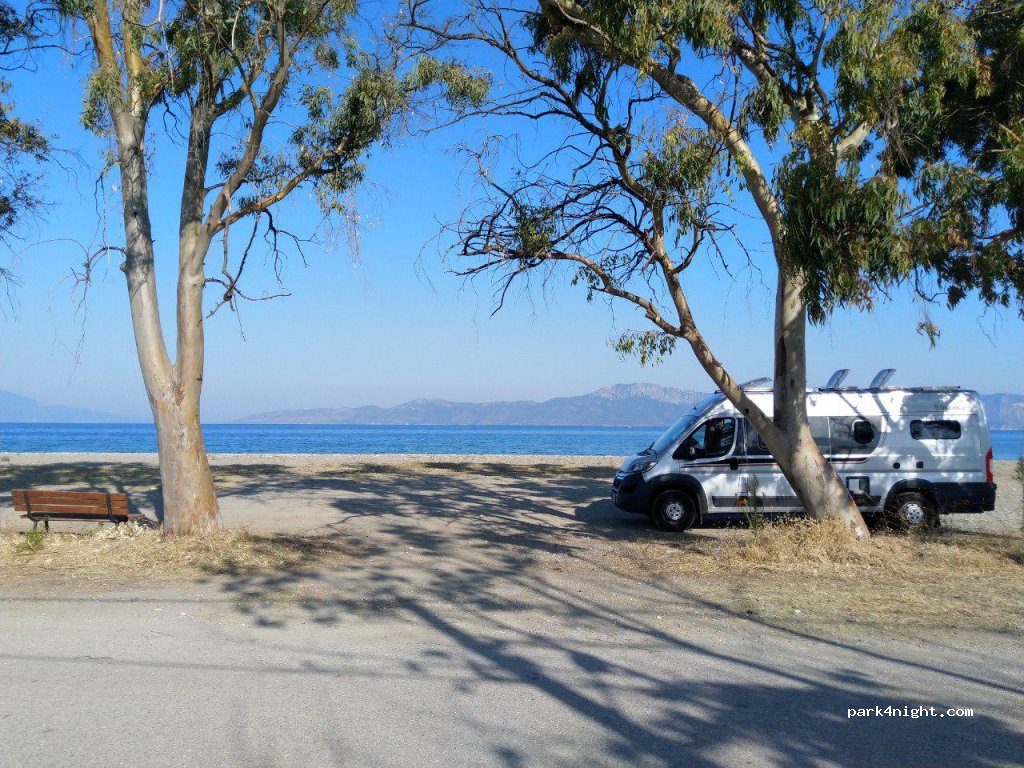 (342 00) Pefki - Unnamed Road — foto
