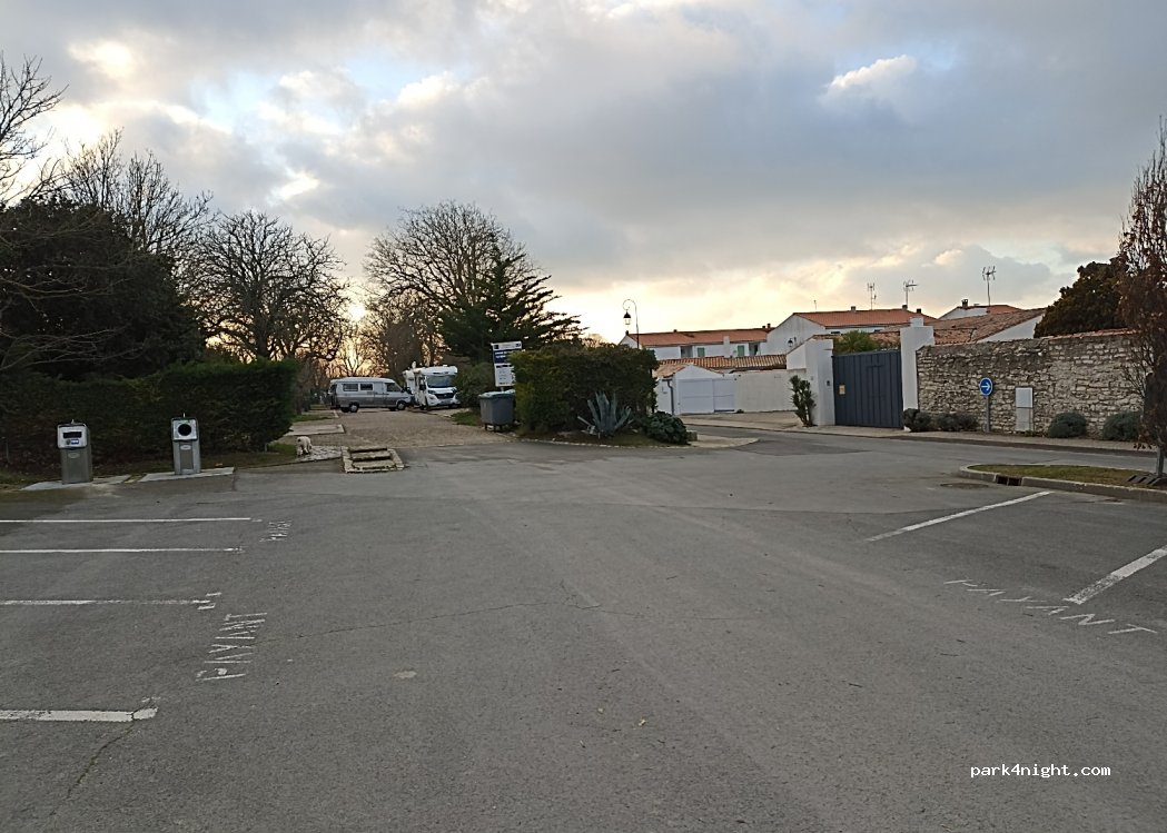 (17410) Saint-Martin-de-Ré - 27-33 Rue du Rempart — foto