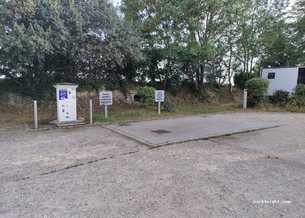 (17410) Saint-Martin-de-Ré - 27-33 Rue du Rempart — foto 2