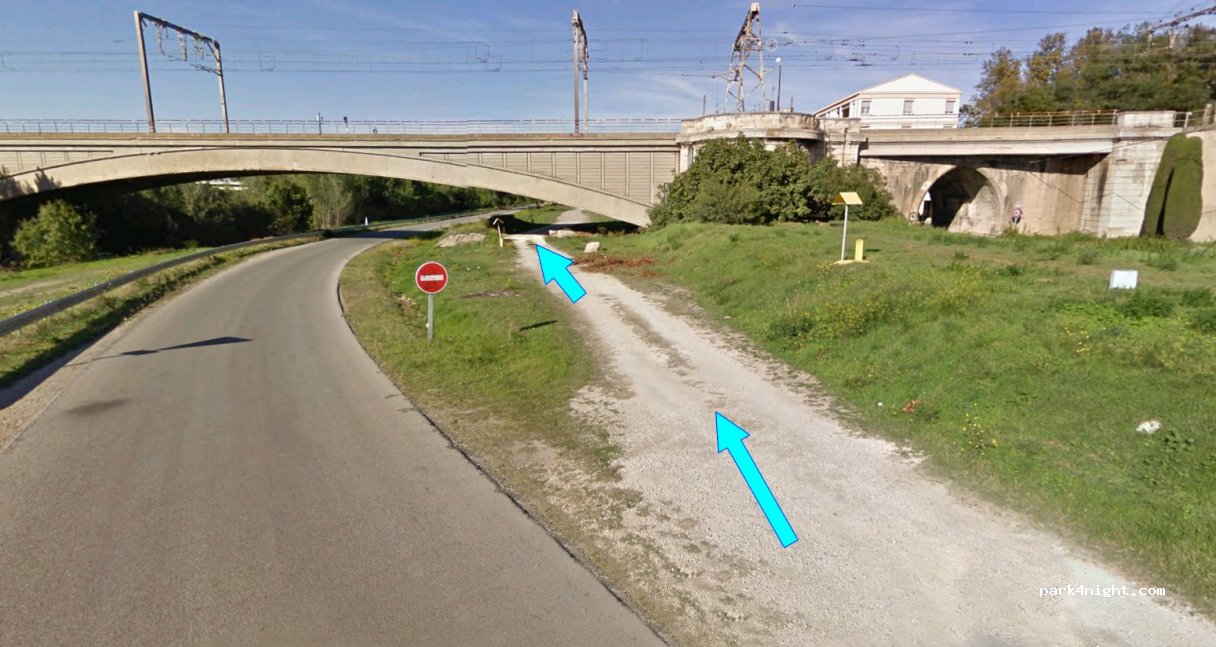 (13150) Tarascon - 17 Quai du Rhône — foto 2
