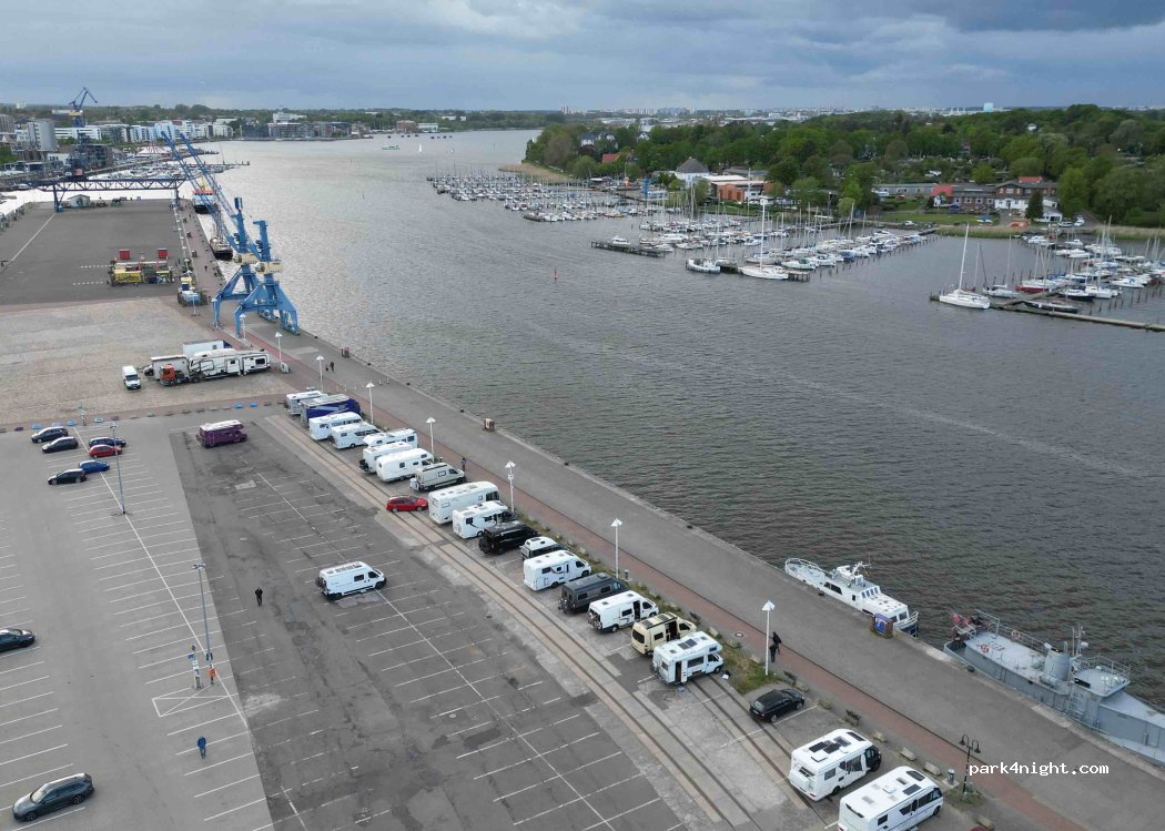 (18055) Rostock - Stadthafen — foto