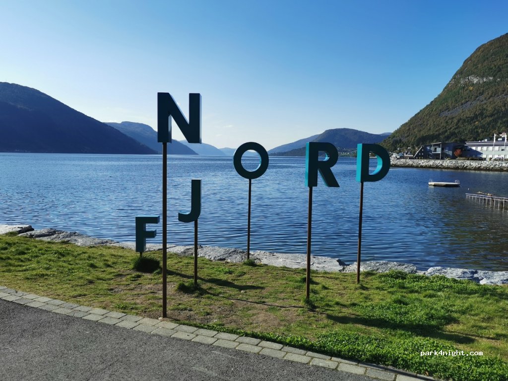 (6770) Nordfjordeid - 90 Sjøgata — foto