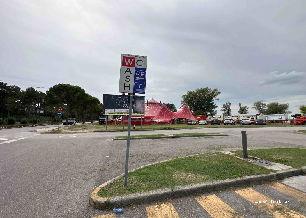 (33054) Lignano Sabbiadoro - Viale Europa — foto 2