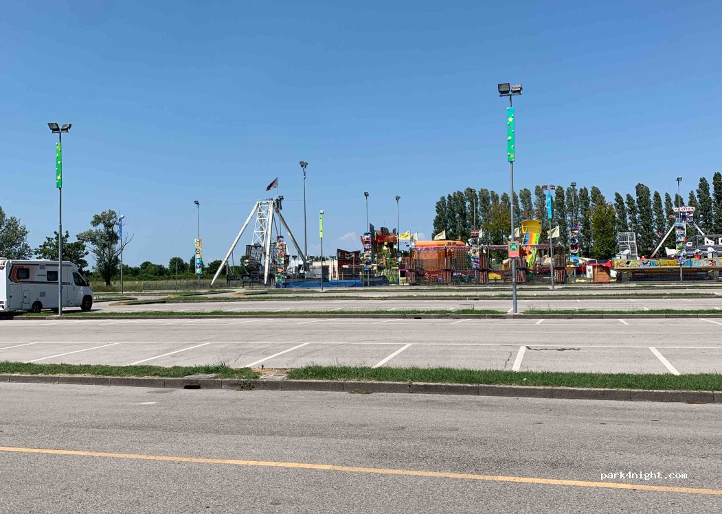 (33054) Lignano Sabbiadoro - Viale Europa — foto 4