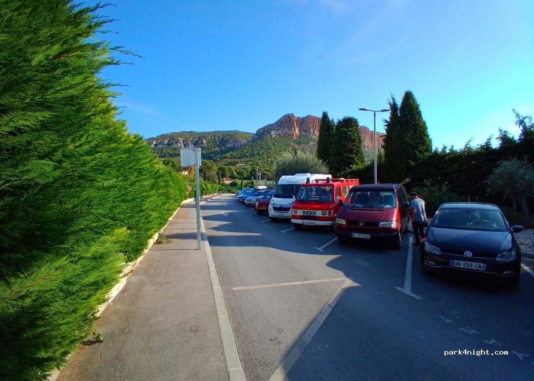 (13260) Cassis - 633 Avenue du Revestel — foto