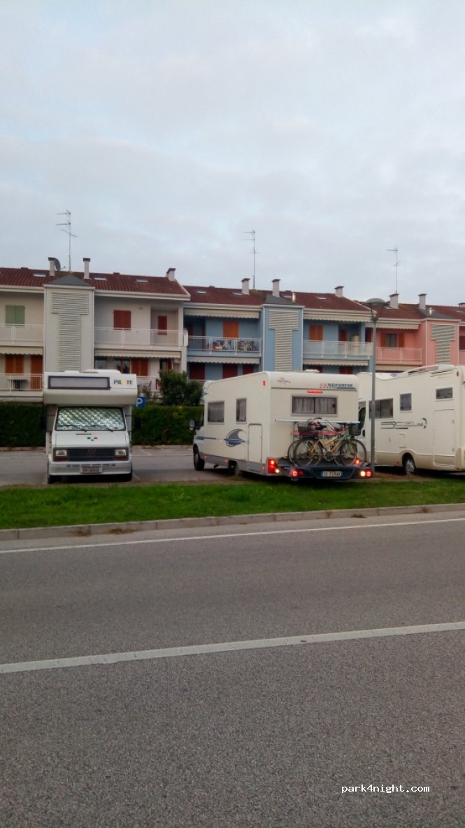 (30021) Caorle - Via Ferrara — foto