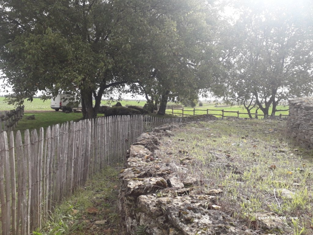 (85390) Bazoges-en-Pareds - Unnamed Road — foto 2