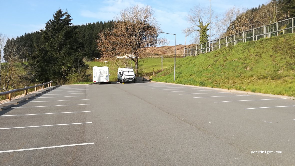 (69870) St Bonnet Le Troncy - parking de la mairie — foto
