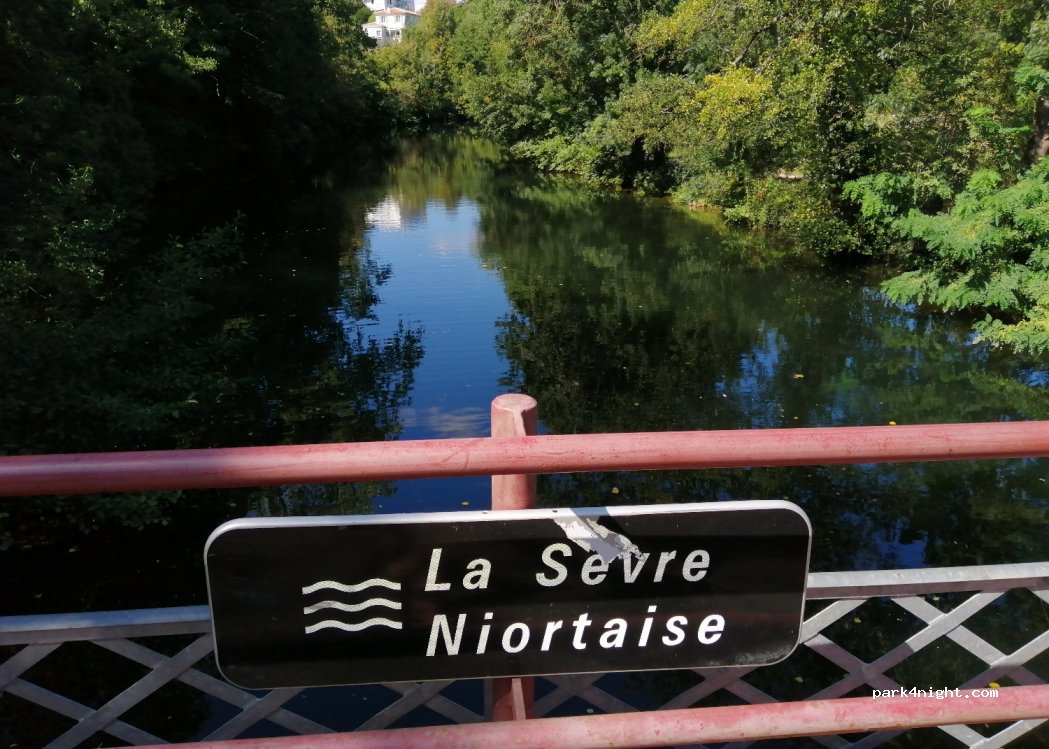 (79000) Niort - rue du bas  sablonier — foto 2