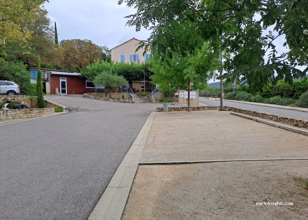 (26230) Roussas - Le Village — foto