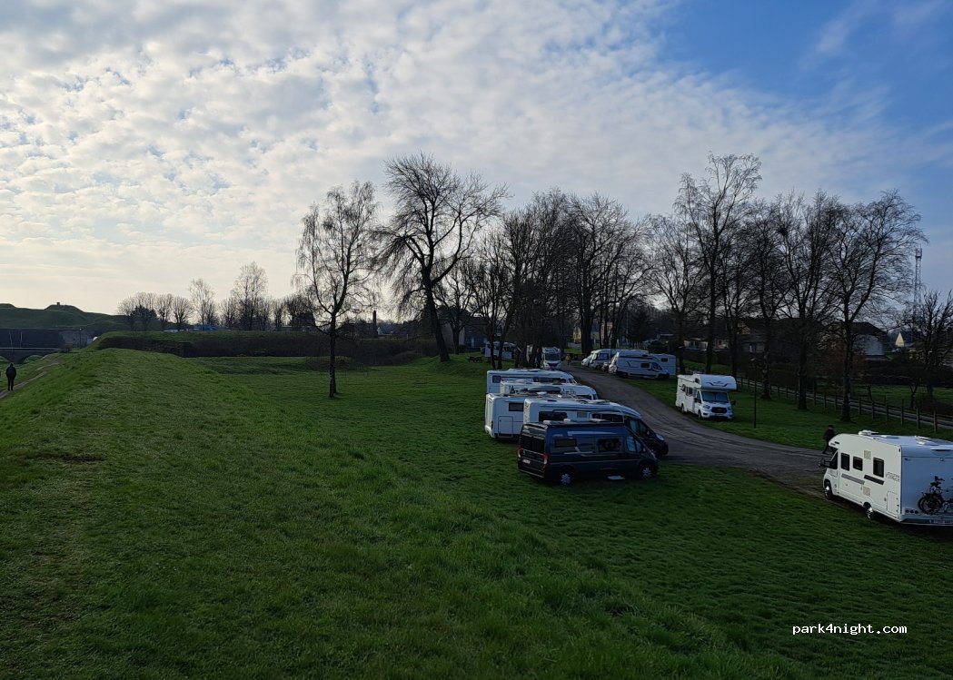 Aire de camping-cars Rocroi — foto 2