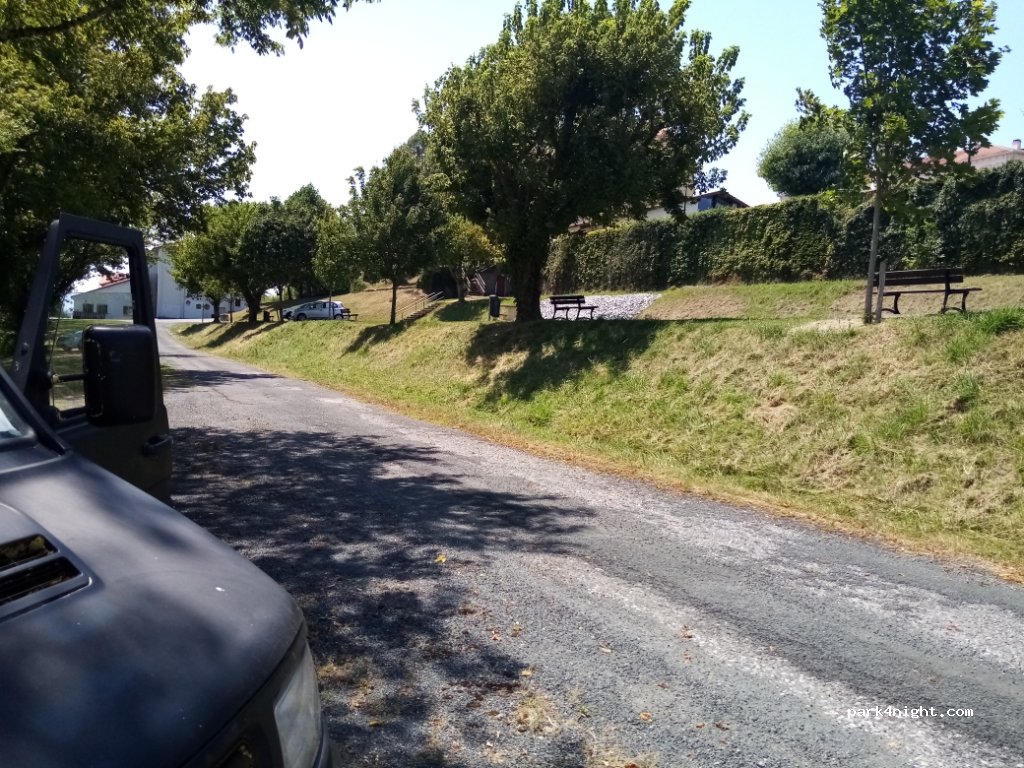 (64520) Bardos - 10 Pl. des Commerces — foto 2