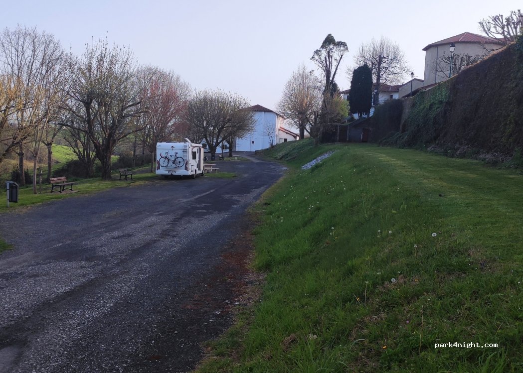 (64520) Bardos - 10 Pl. des Commerces — foto 4