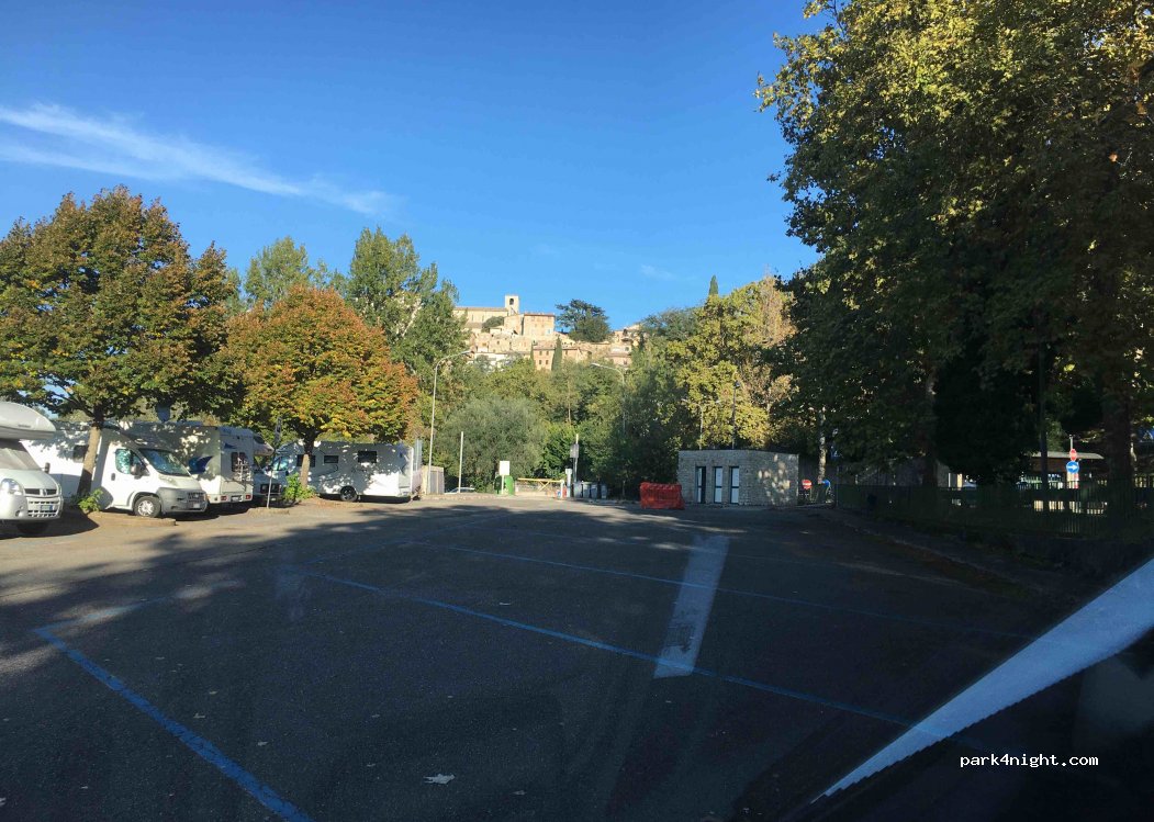 Area Sosta Camper Todi — foto