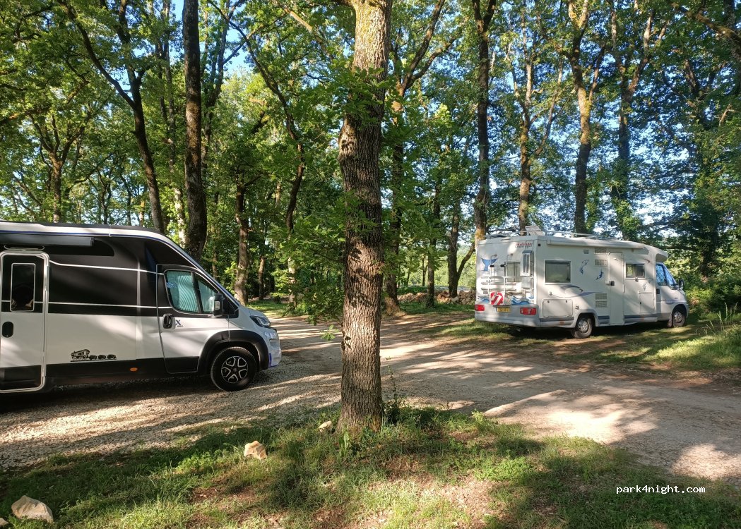 (19500) Collonges-la-Rouge - 40 Aire des Campings Cars — foto 5