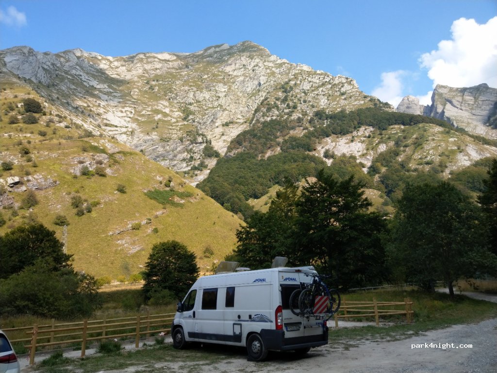 (55034) Minucciano - Unnamed Road — foto