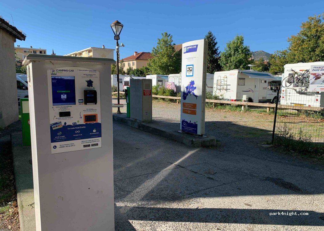 (12100) Millau - 18-22 Rue de la Saunerie — foto 3