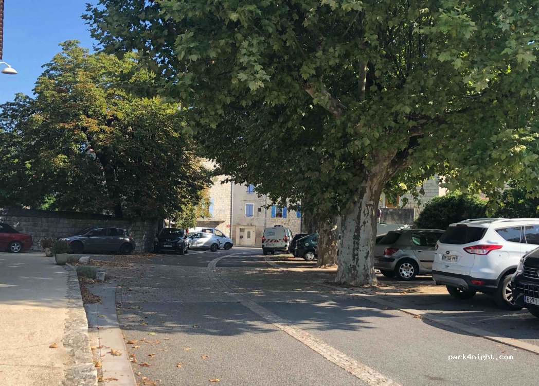 (07460) Berrias-et-Casteljau - Place de la Mairie — foto