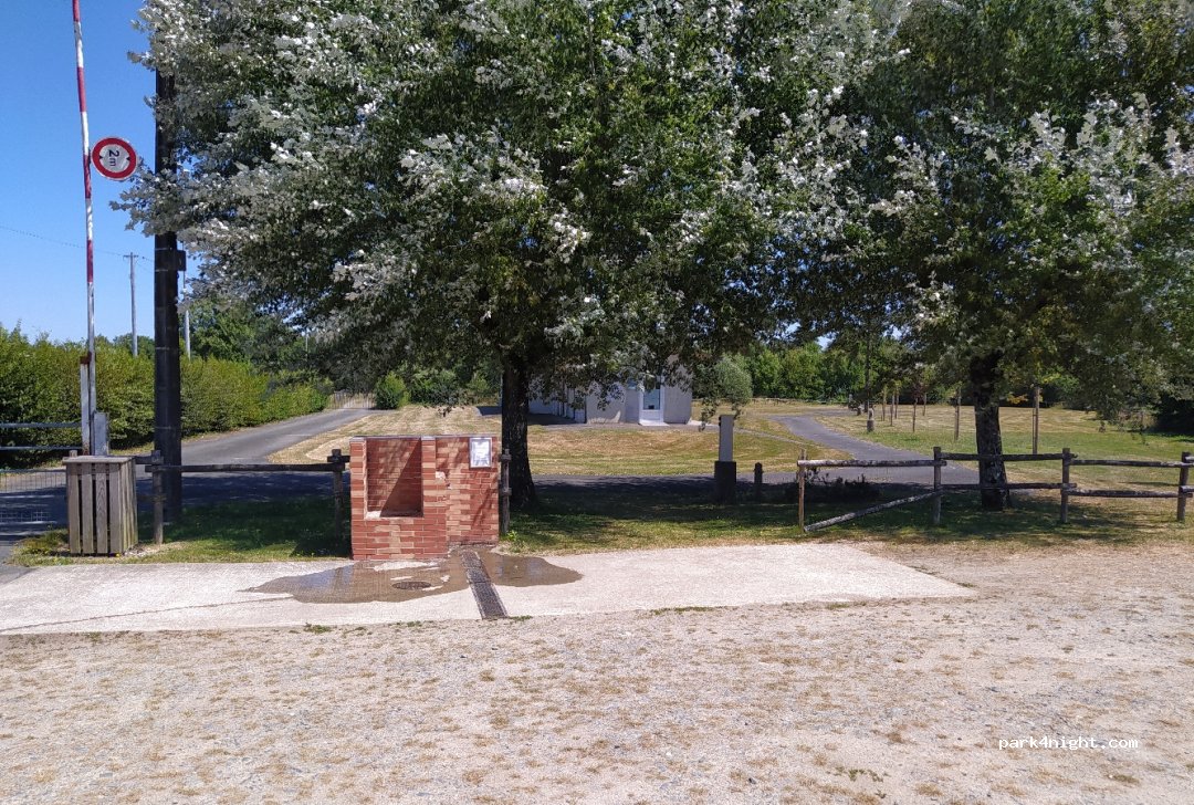 Aire Camping-Car Park d'Azay-sur-Thouet — foto