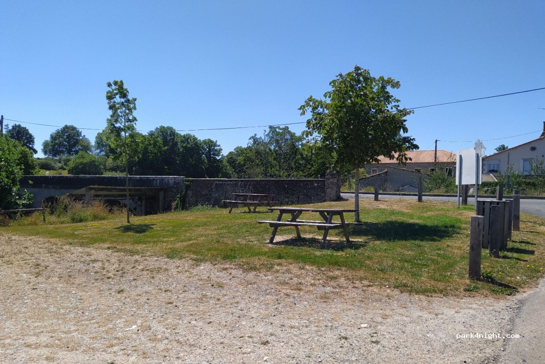 Aire Camping-Car Park d'Azay-sur-Thouet — foto 2
